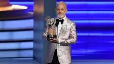 Режисьорът на "Зловеща семейна история" Райън Мърфи с почетна награда на Гилдията на сценографите