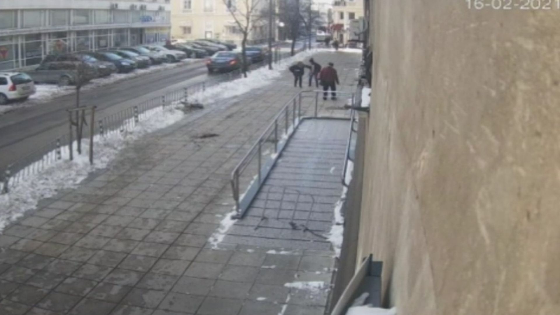 Видео от охранителна камера показва как парчета лед раниха жена в София 