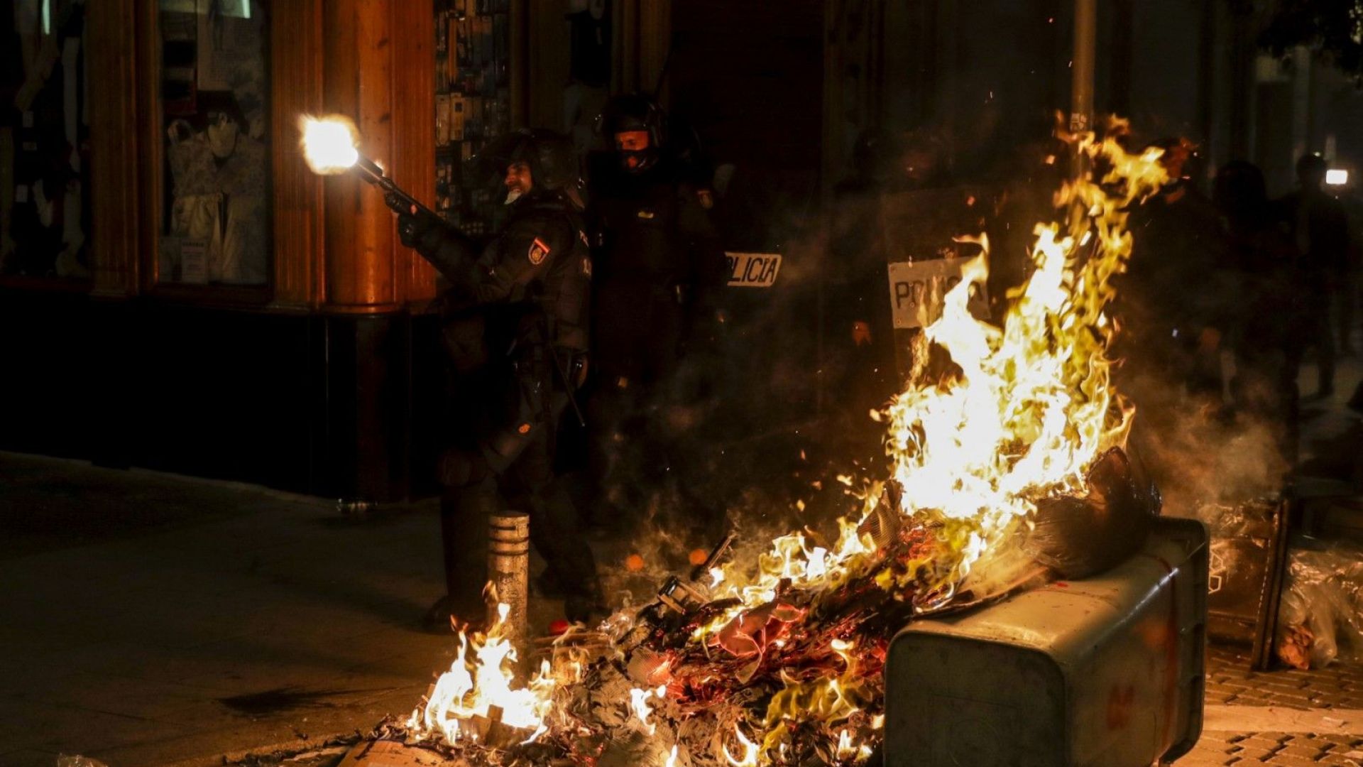 Горящи барикади бяха издигнати  при протестите в Испания срещу  арестуването на рапър
