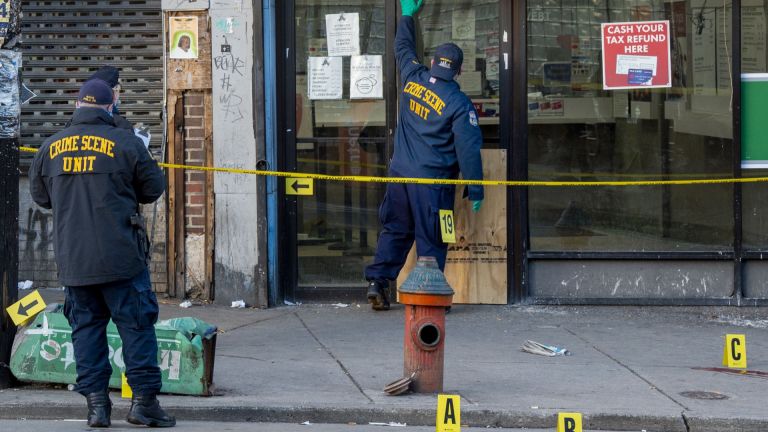 Най-малко осем човека бяха ранени при стрелба в американския град