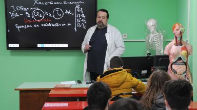 Учебната година ще приключи присъствено за всички ученици след завършването