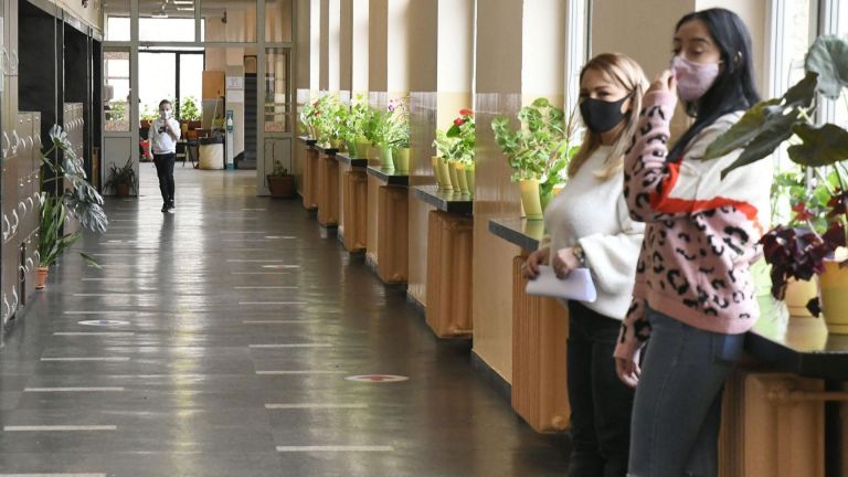 От днес до 2 март за присъствено обучение в училищата,