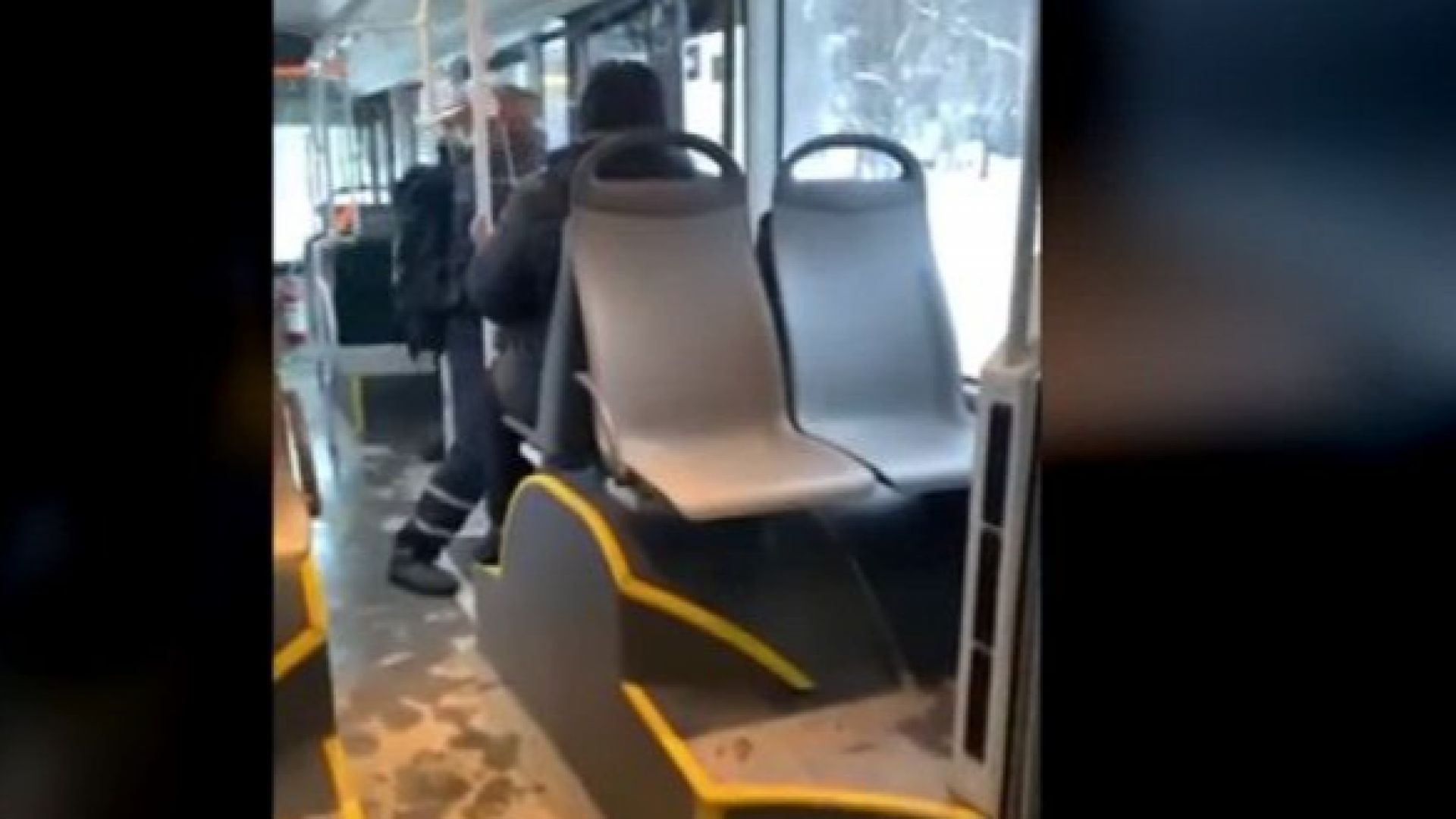Задържаха мъжа с чука, потрошил автобус 280 в София