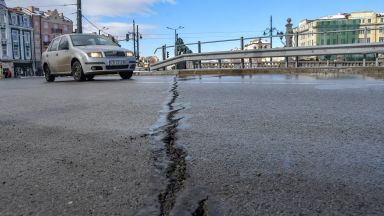 На няколко места на емблематичния за София Лъвов мост се