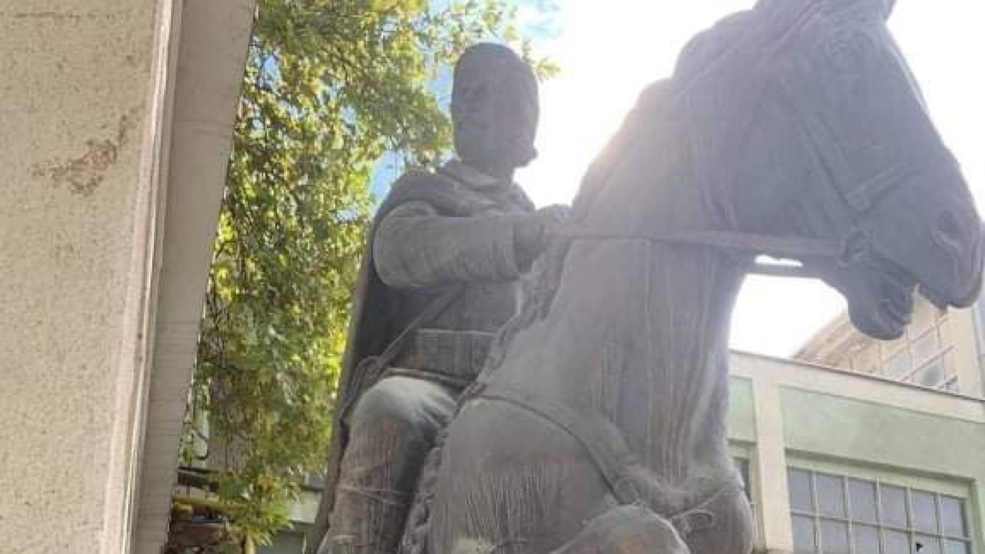Каракачанов до Скопие: ВМРО иска да купи махнатия паметник на Борис Сарафов, за да не бъде претопен