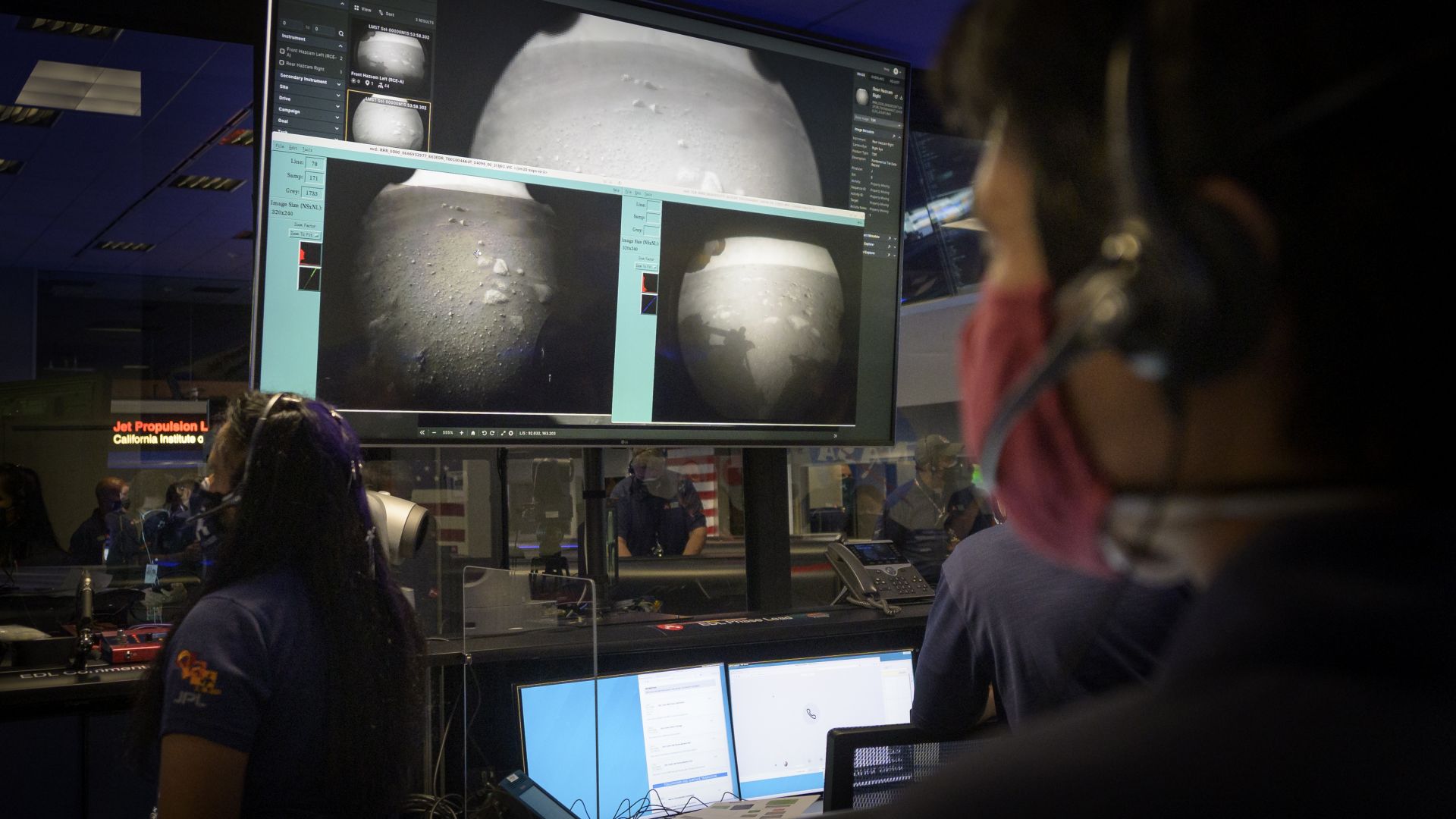 Контролната зала на НАСА наблюдава първите кадри, заснети от "Пърсивиърънс"
