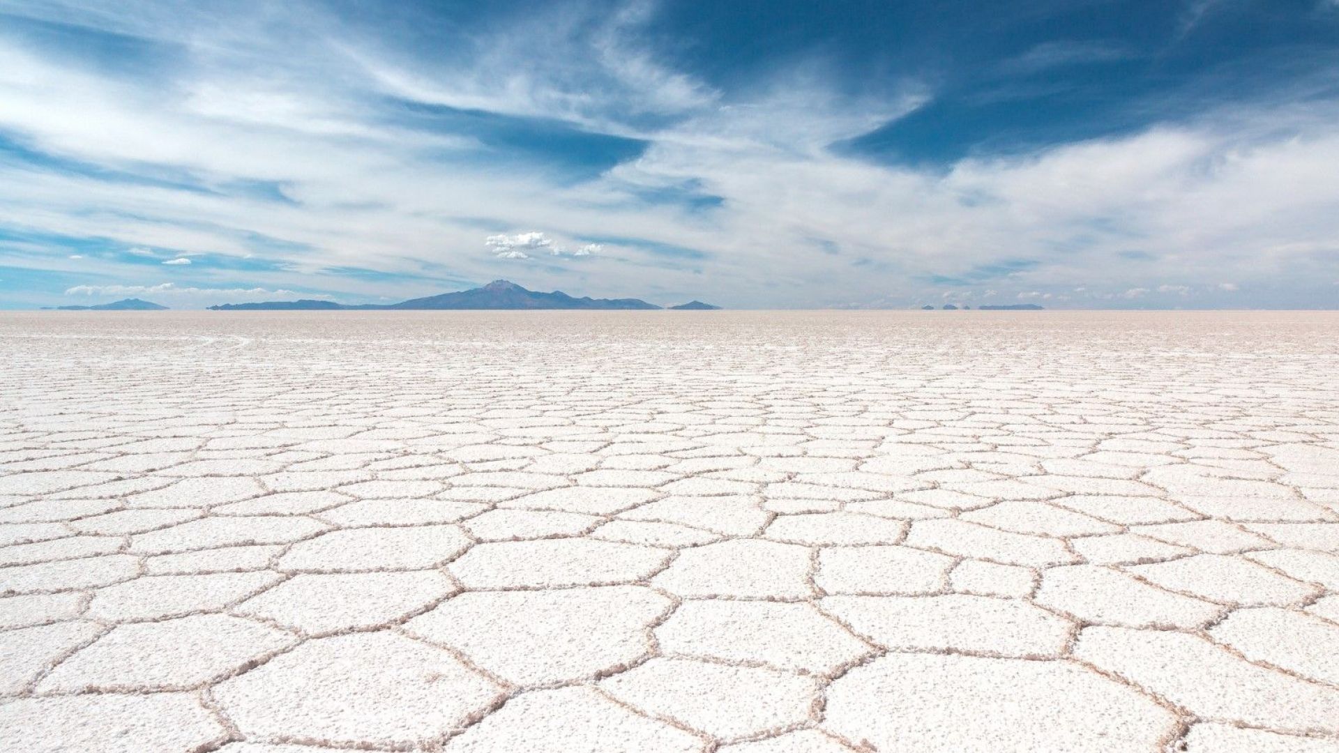 Салар де Уюни: Пустинята от сол, в която ходиш по облаците