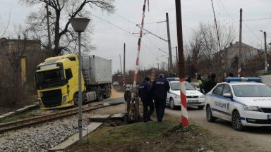 Пътнически влак удари тир на жп прелез на ул Белоградчишко