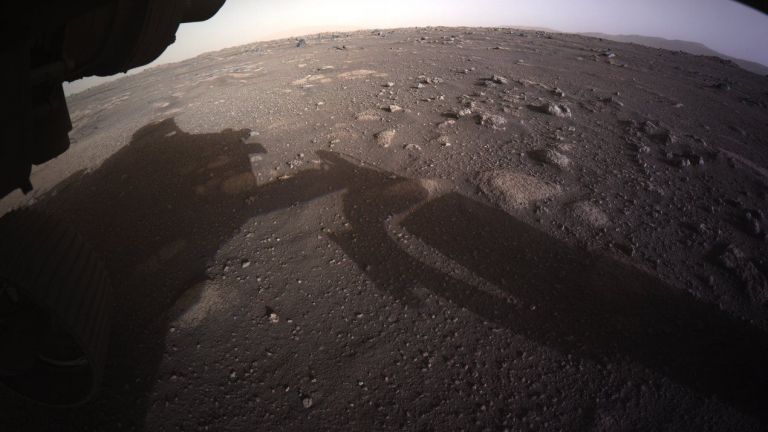 НАСА разпространи първите цветни снимки на Марс