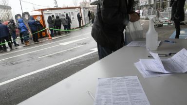 Втори пореден ден с чакащи хора за ваксиниране пред Пирогов