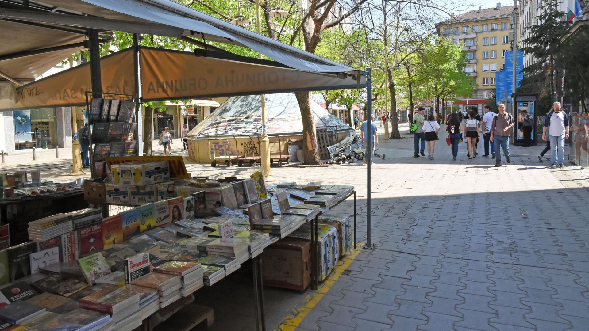 Връщат книжния пазар на площад "Славейков"