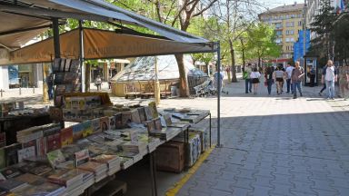 Емблематичните щандове за книги на площад Славейков ще бъдат върнати