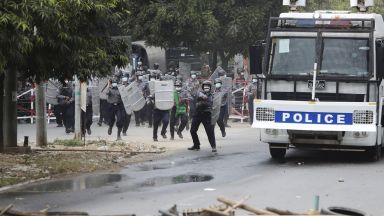 Млада жена простреляна в главата от полицаи по време на
