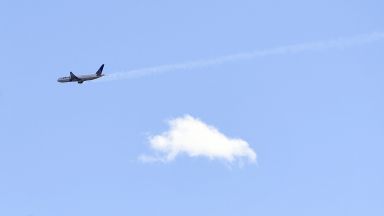 Дъжд от отломки от самолет на компанията Юнайтед еърлайнс паднаха