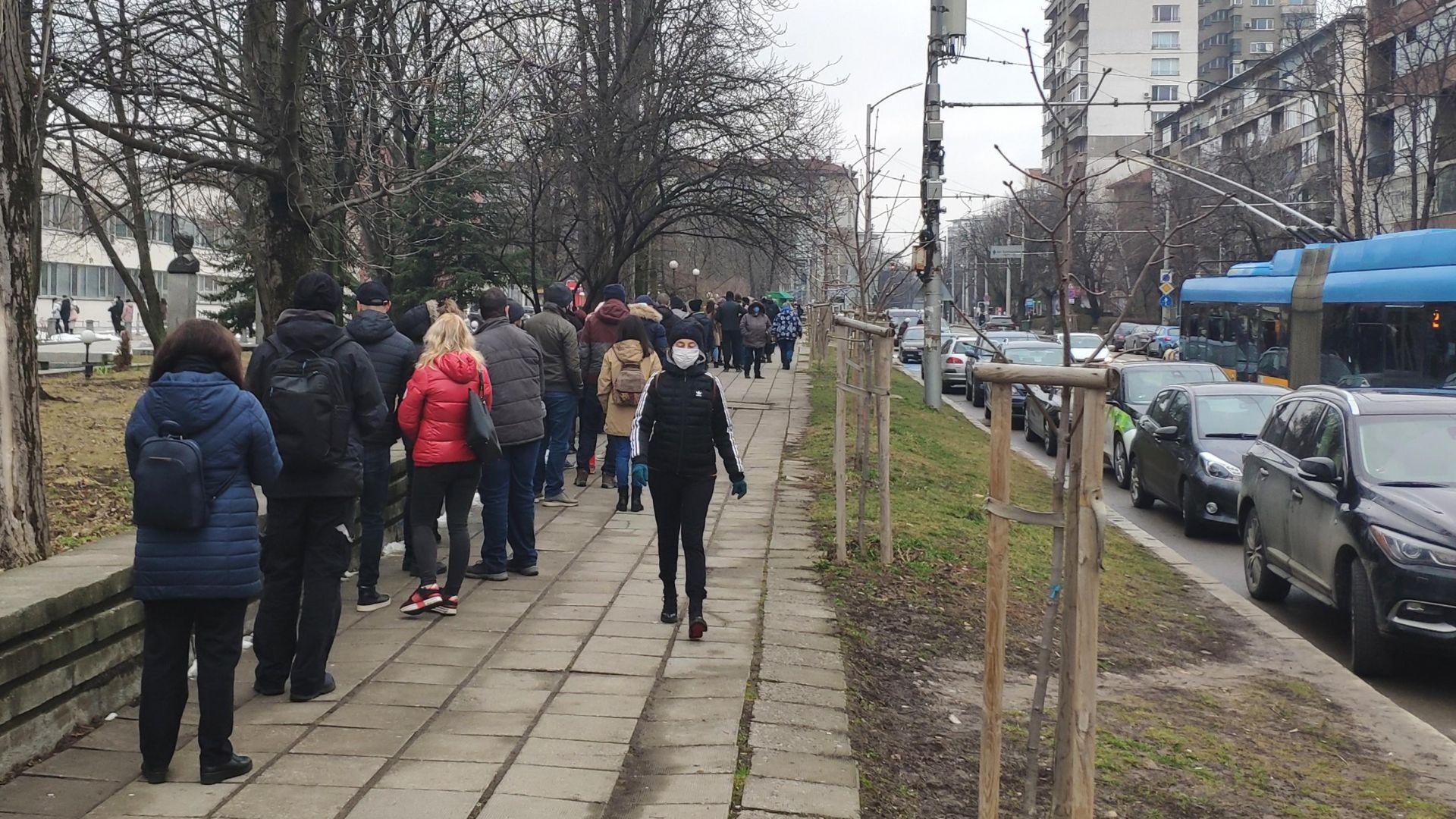 Опашки за ваксиниране и пред ВМА, желаещи чакат пред кабинети в цяла България