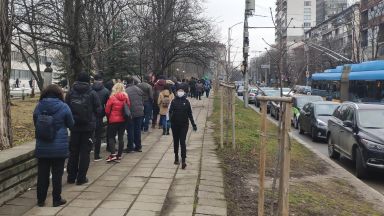 Близо час преди работното време отвори ваксинационният кабинет във Военномедицинската