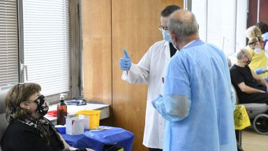 Ваксинирането на граждани записали се през електронната система на МЗ