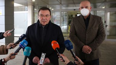 Желаещите да се ваксинират в цялата страна са хиляди опашките