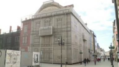 Емблематична сграда се руши в центъра на Русе и крие