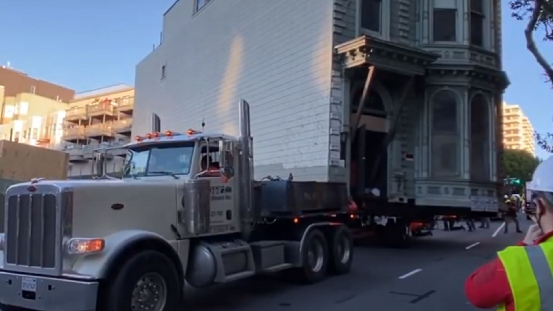 Собственик премести сграда в Сан Франциско с камион