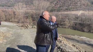 Премиерът Бойко Борисов инспектира строежа на автомагистрала Струма като този