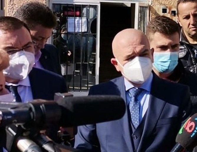 Заедно със здравния министър, Венцислав Мутафчийски проследи ваксинацията в петричко село, където беше и премиерът