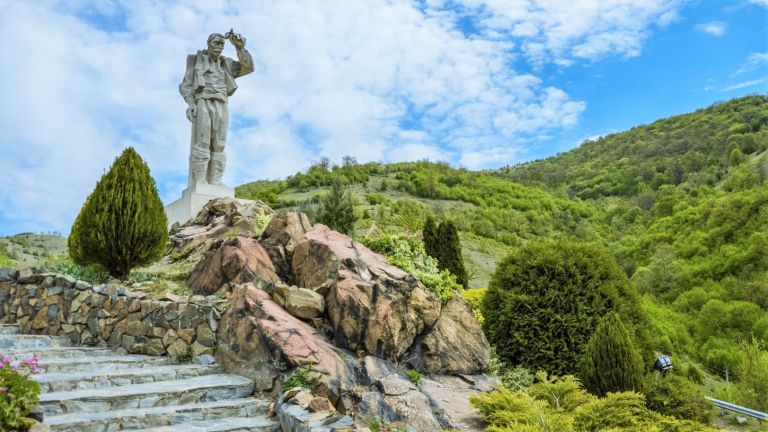 Паметникът Дядо Йоцо гледа: да видиш влака в Искърското дефиле