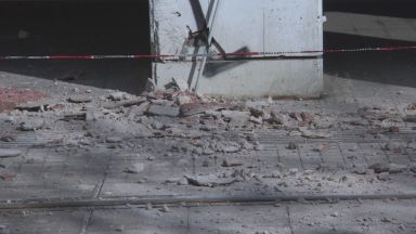 Мазилка от сграда на площад Гарибалди в центъра на столицата