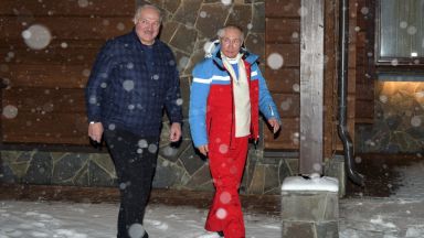 Путин и Лукашенко решиха да поиграят на хокей (видео)