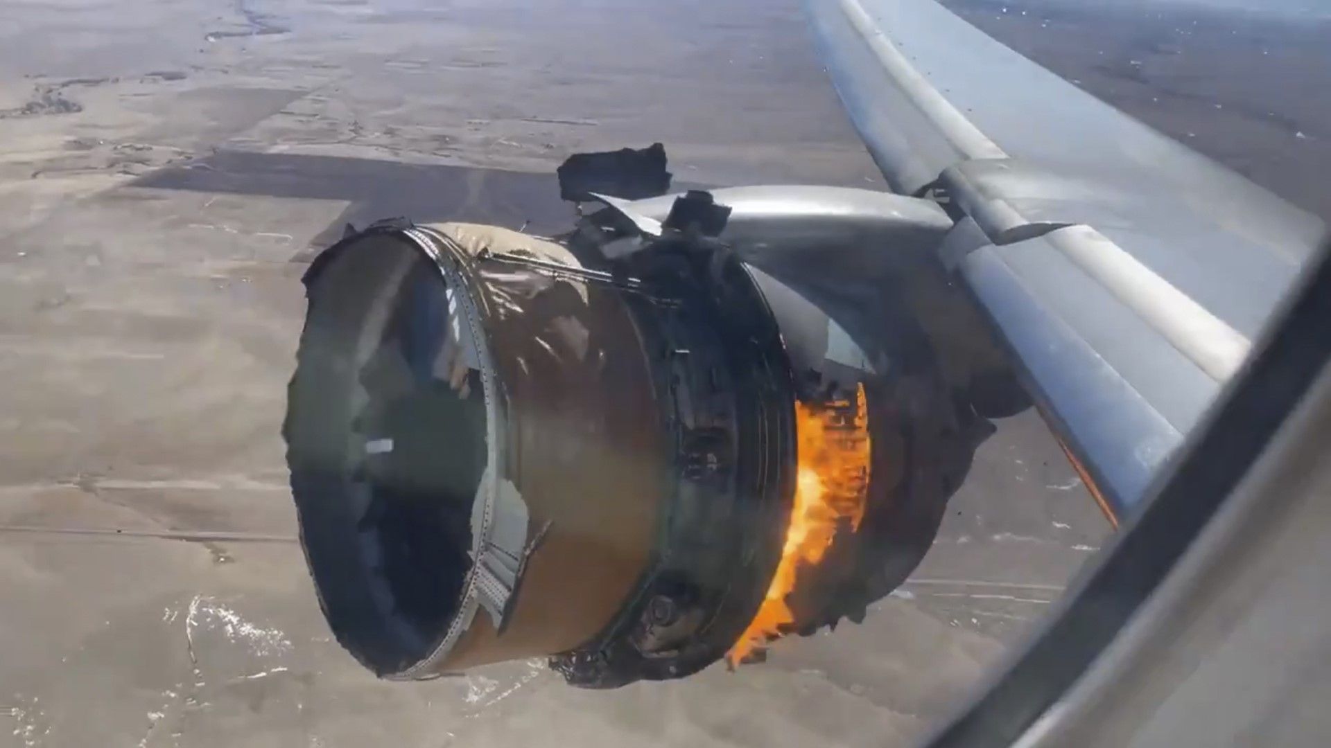 Разпадащият се двигател на самолета Боинг 777 - кадър, направен от видео 