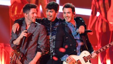 Групата "Jonas Brothers" подготвя нов албум и шоу на Бродуей
