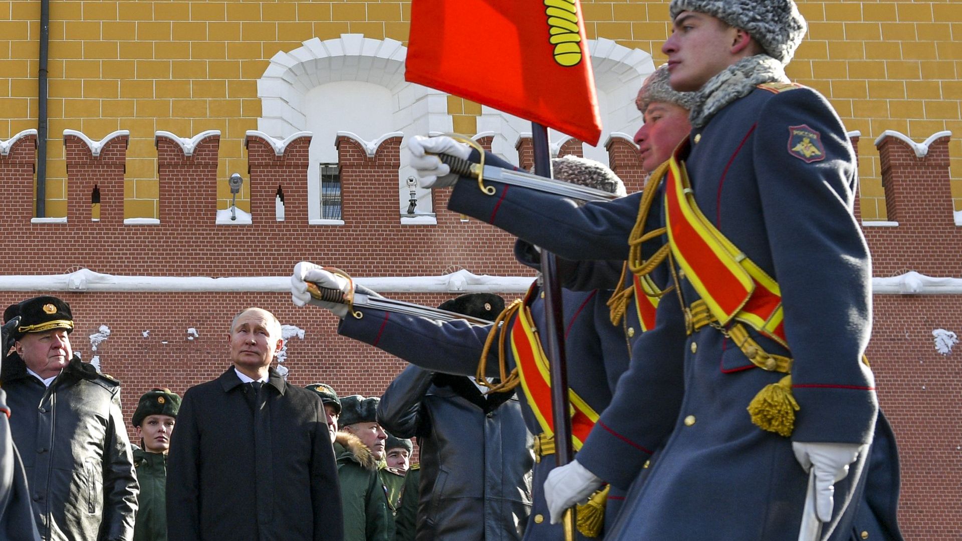 Путин на парад в Деня на защитника на отечеството (снимки, видео)