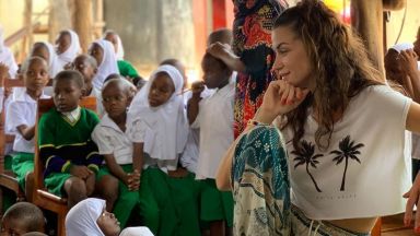 Диляна Попова зарадва ученици в Занзибар