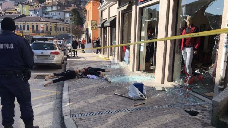 Маскиран мъж с бухалка потроши магазин за дрехи в центъра