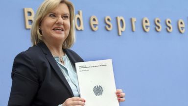 Германският военен омбудсман Ева Хьогъл поиска днес цялостно разследване на