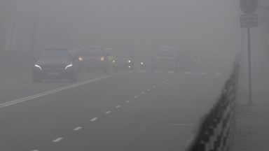 Гъста мъгла покри Истанбул: Мостовете над Босфора останаха само силуети (видео)