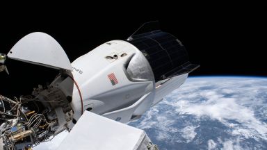SpaceX отложи ракачването на частната мисия с туристи от МКС
