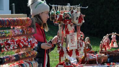 Ръчно изработените мартеници са най търсени по пазарите в дните преди