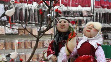 Българите почитат днес обичая Баба Марта който е един от