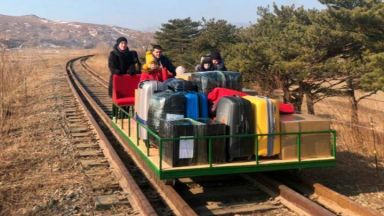 Група руски дипломати и членове на семействата им които напуснаха