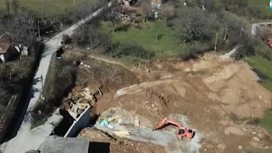 Свлачище заплашва да погълне къщи и главен път във великотърновското