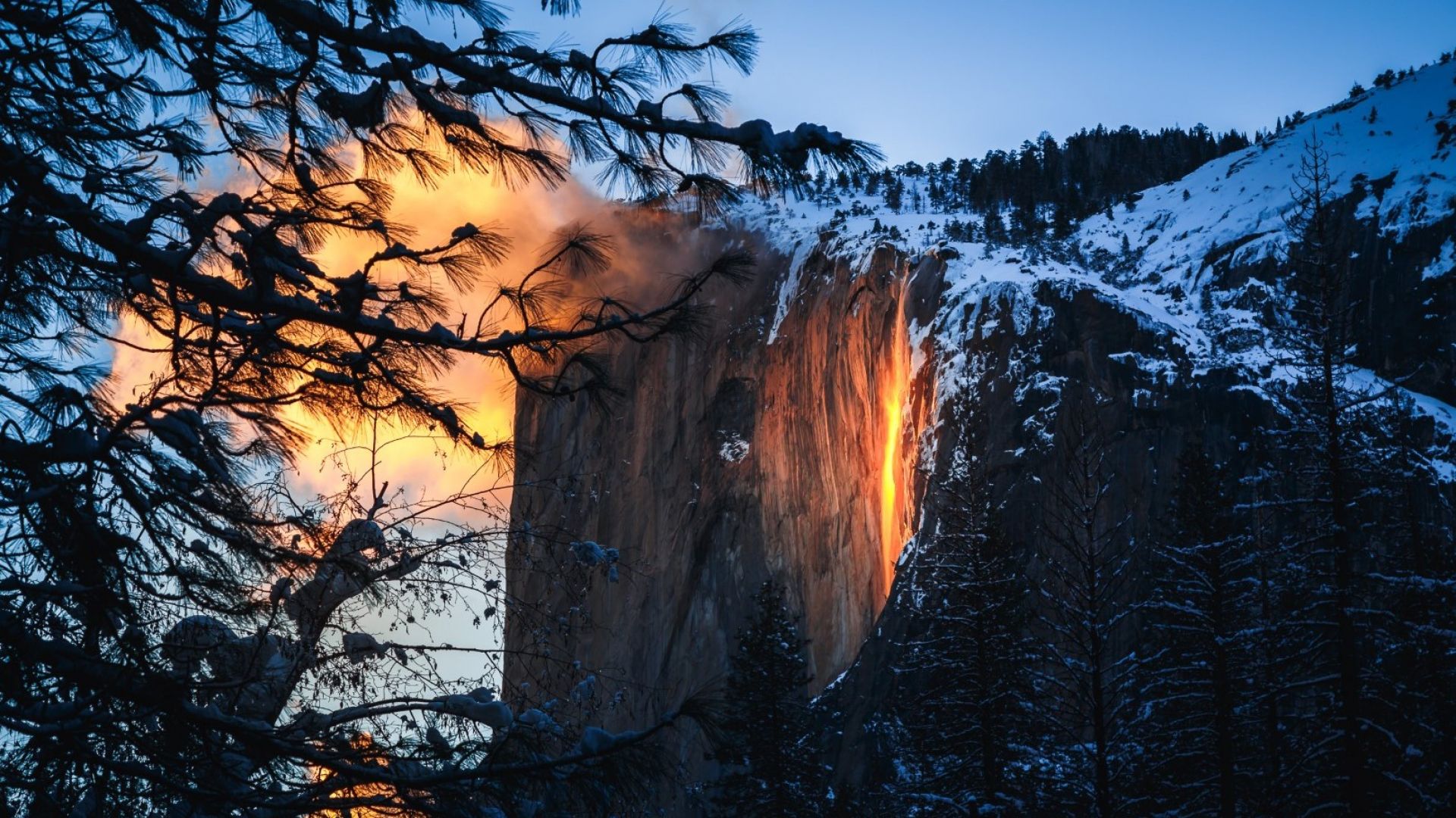 Огненият водопад, който може да видите само през февруари