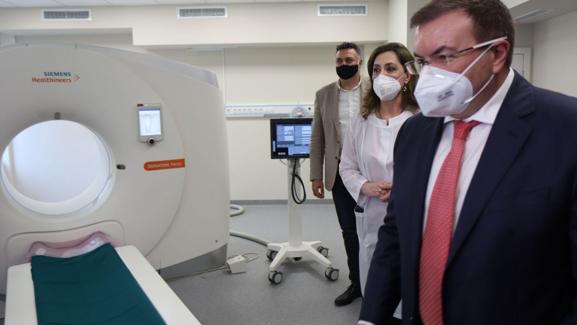 Здравният министър даде старт на последно поколение компютърен томограф (снимки)