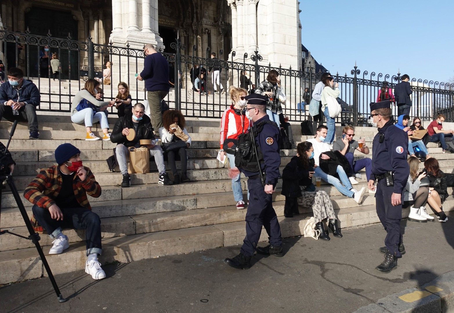 Не може да стоите тук, казват полицаите на събралите се парижани, насядали на стълбите на храма Сакре Кьор в слънчевия 25 февруари