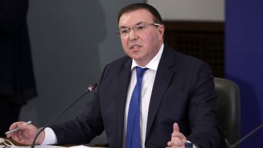 Осигурили сме достатъчно ваксини за две Българии Кога ще почнат