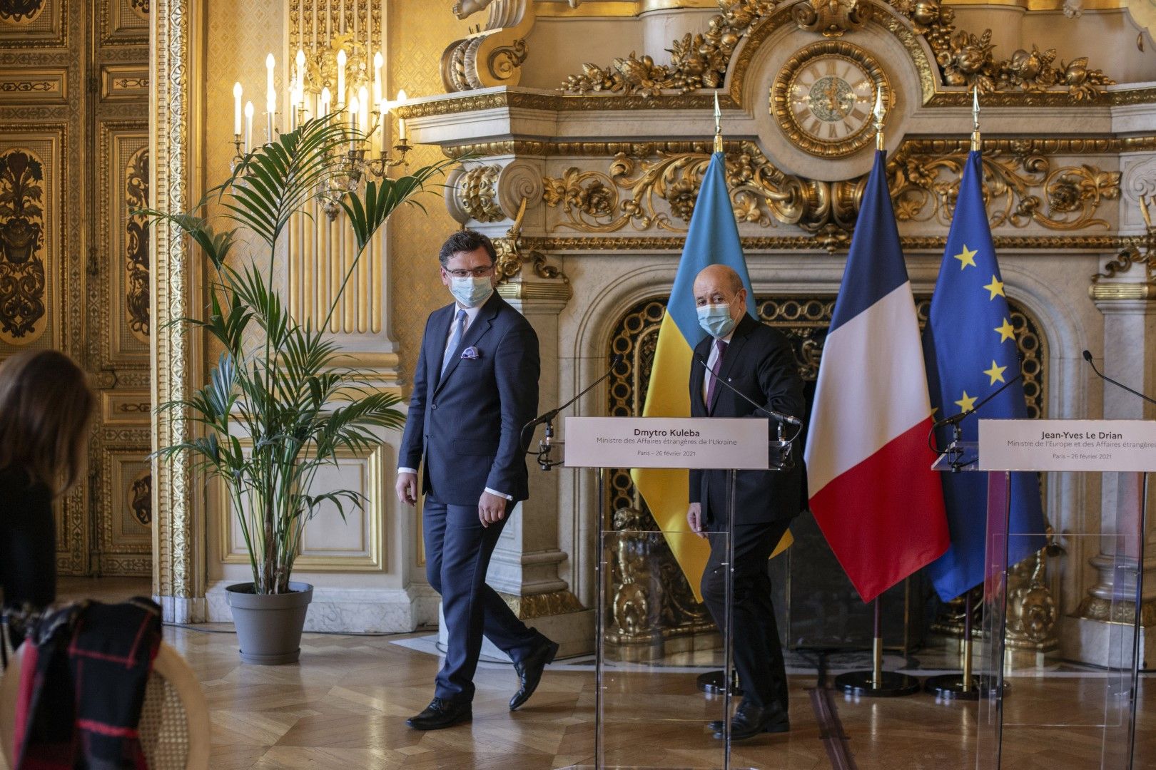 Украинският министър на външните работи Дмитро Кулеба (вляво) разговаря в Париж с френския си колега Жан-Ив Льо Дриан