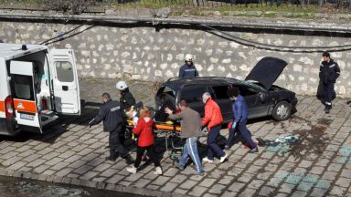  Кола излетя в реката в Хасково след конфликт, двама са ранени (снимки) 