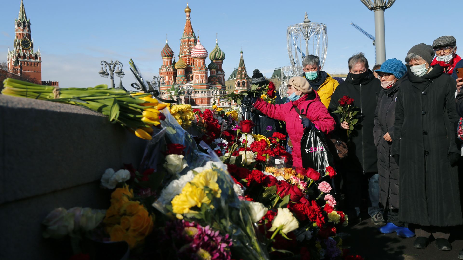 Стотици се събраха в центъра на Москва, за да почетат ...