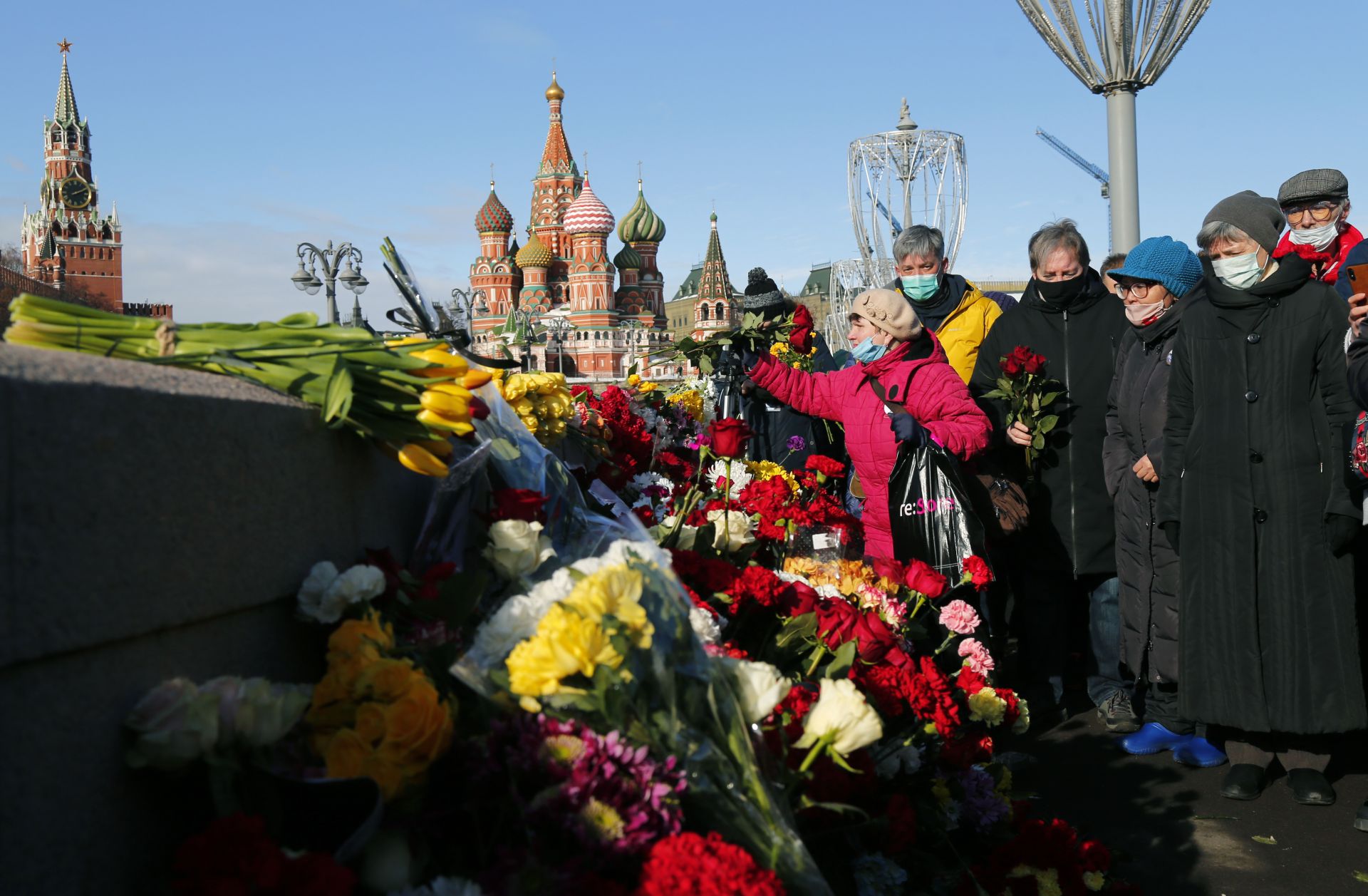 Самоделният мемориал на Немцов се намира на мястото на смъртта му в руската столица
