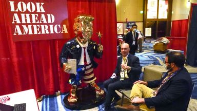 На годишното си събиране американски консерватори отправиха хвалебствия към бившия